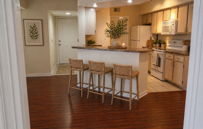 Gorgeous 2/2 Wood Floors Condo For Rent @ The Crest close to UCF and Valencia.