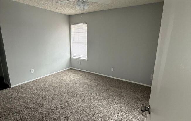 2 beds, 1 bath, 837 sqft, $989