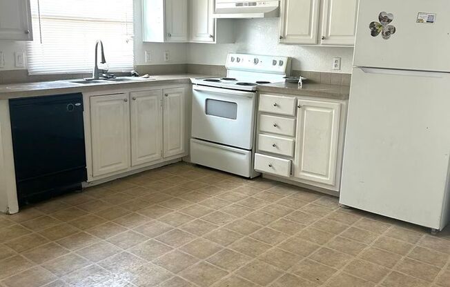 3 bedrooms / 2 bathroom house with private backyard