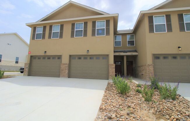 3/2.5/1.5 / Easy Access to IH 35 / Fridge, Washer, Dryer Included/ Fenced in Yard / NBISD