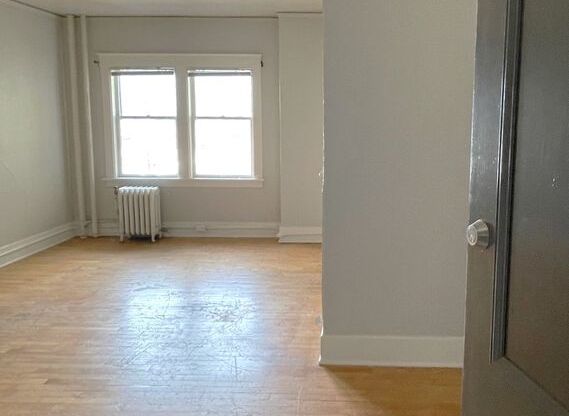 Studio, 1 bath, 410 sqft, $1,095, Unit 300