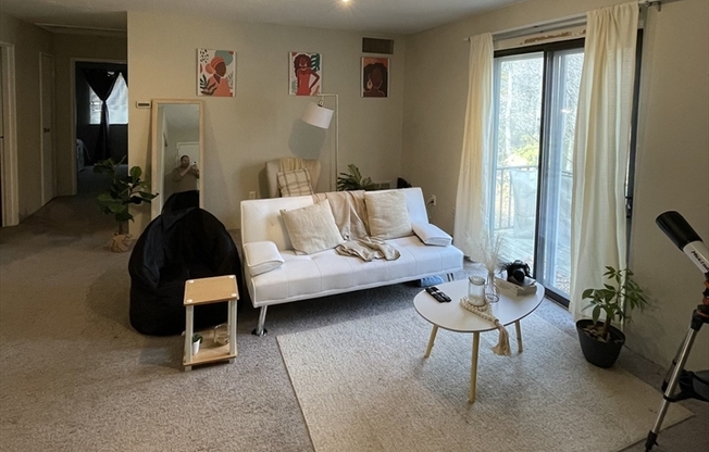 2 beds, 1 bath, 810 sqft, $2,350, Unit 6