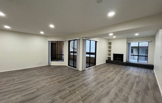 Burbank 2+2 w/appliances, parking, pool + balcony!