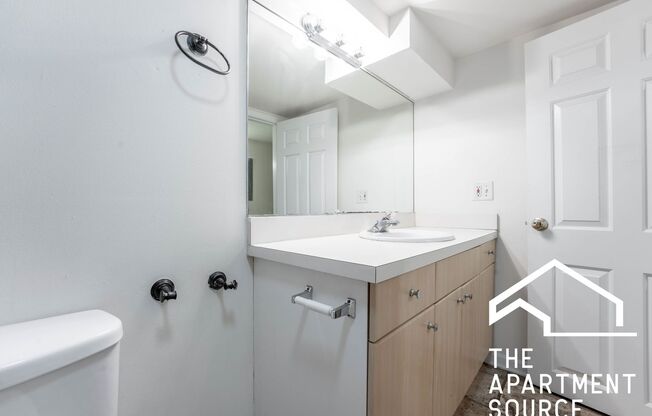 HUGE 4BR/2BA Duplex Close to Blue Line