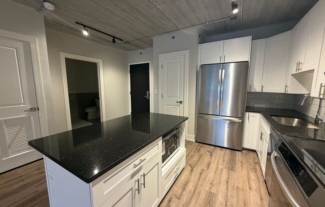 1 bed, 1 bath, 681 sqft, $2,425, Unit 952-303