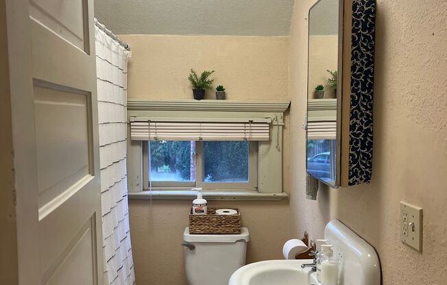 2 beds, 1 bath, $1,700, Unit #B