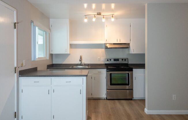 Charming 2 Bedroom/1 Bathroom Apartment w/ Pool On-Site! Mt Tam Views! Parking! Laundry! PROGRESSIVE