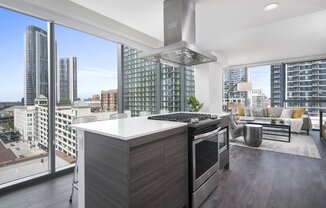 221 W Hubbard St