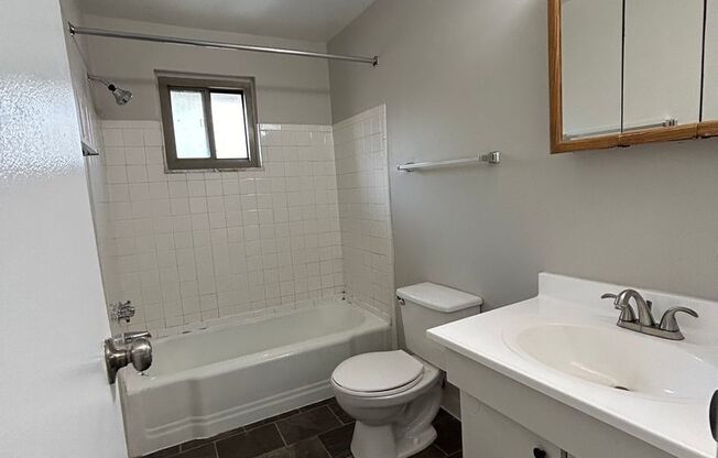 2 beds, 1 bath, 1,147 sqft, $950, Unit 411 - C BT