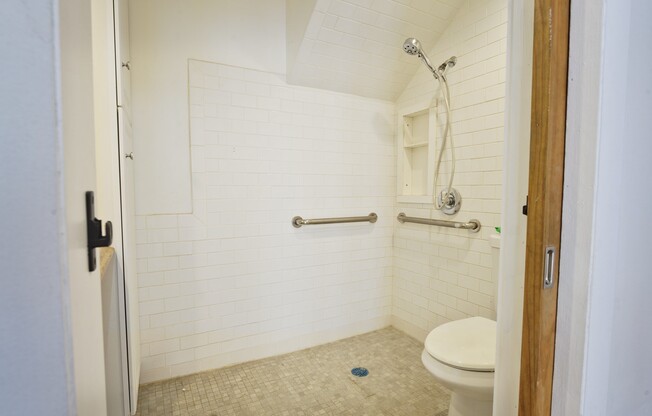 5 beds, 3 baths, 2,185 sqft, $5,000