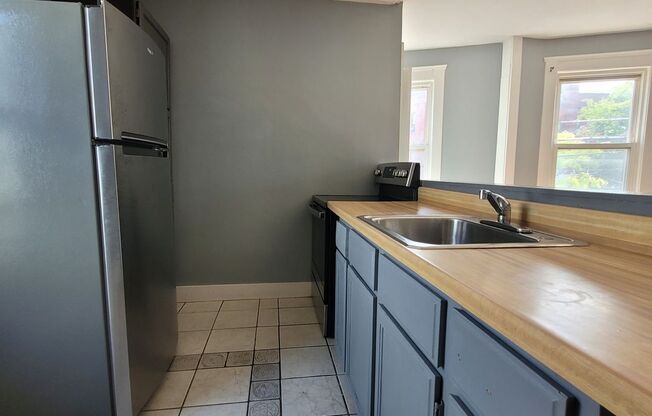 1 bed, 1 bath, 1,157 sqft, $1,000, Unit Up Right #1