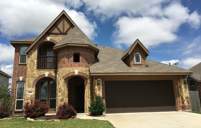 Fantastic 4 Bedroom, 3.5 Full Bath House Located in SW Ft. Worth.