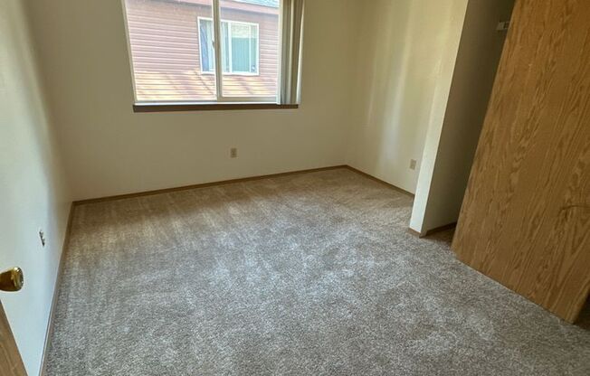 Townhouse Close to COCC! All Appliances, W/D Hook-up, Attached Garage, Water/Sewer paid!
