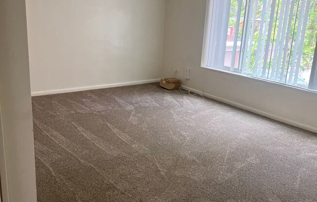 2 beds, 1 bath, $1,095, Unit 21