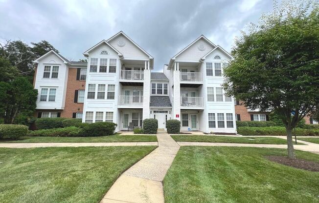 Beautiful 3 bedroom, 2 full bath condominium in the Harvest Run neighborhood of Piney Orchard