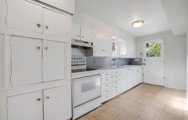 -- PRICE REDUCED -- 4 Bed, 2 Bath Rental Home in SE Portland!