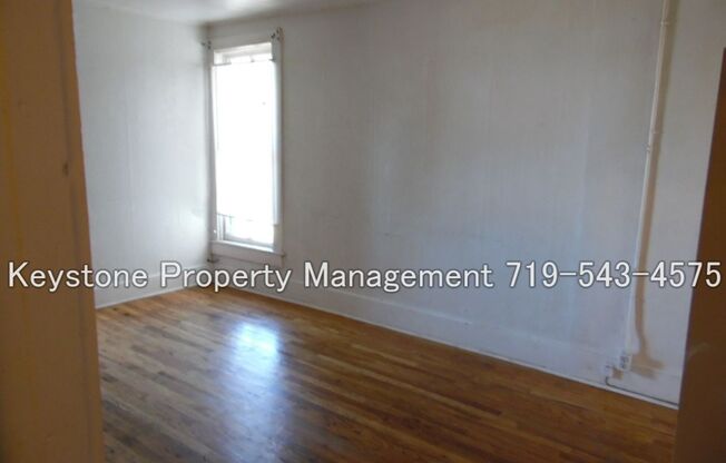 1/2 OFF 1st MONTHS RENT!!!  Centrally Located 1 Bedroom/1 Bath 2nd Floor Apartment - $725/$725