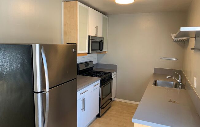 2 beds, 1 bath, 650 sqft, $2,695