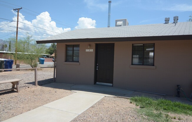 Charming 1 Bedroom 1 Bath Duplex! Central Tucson Location!