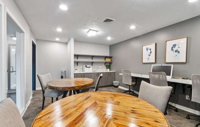 Apartments with Office Space and WiFi in Indianapolis