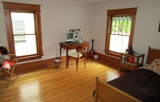 SINGLE FAMILY HOME! Great Location! Laundry, Wood Floors and Parking!