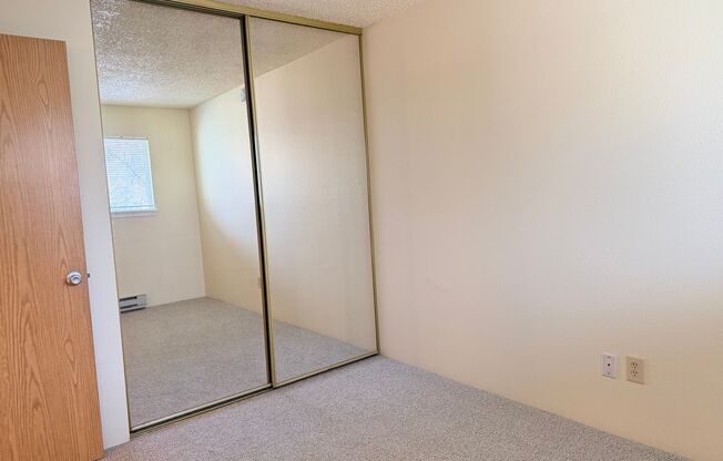 2 beds, 1 bath, 806 sqft, $1,549, Unit 52