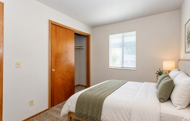 2 beds, 1 bath, 700 sqft, $925, Unit B-7622