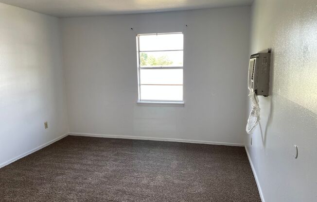 CUTE EFFICIENCY APARTMENT AVAILABLE!!!