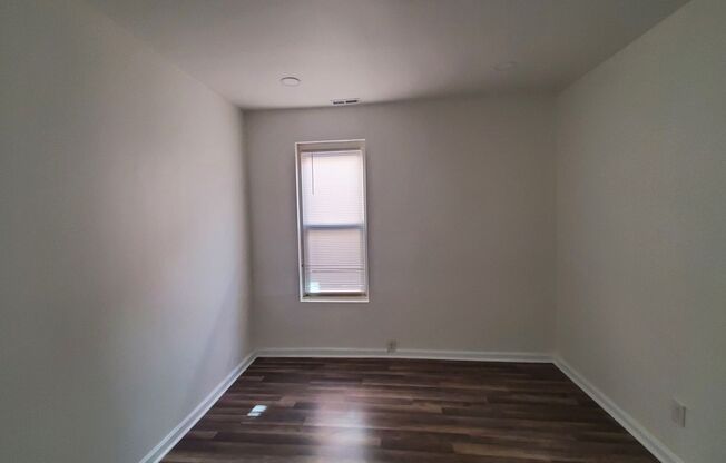 2 beds, 1 bath, $1,350, Unit 2nd Floor