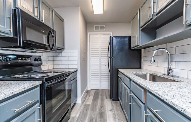 2 beds, 1 bath, 830 sqft, $1,399, Unit 01 - 0422