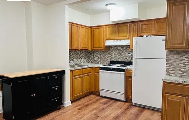 1 bed, 1 bath, 750 sqft, $2,400, Unit 1F