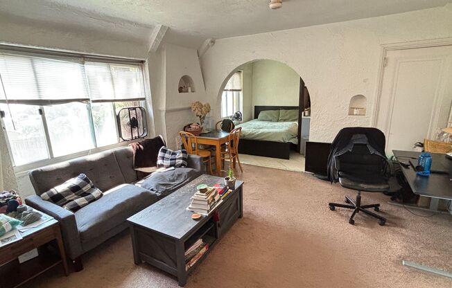 Tudor Hall~ Shadyside on the boarder of Oakland and Bloomfield~ convenient walkable location