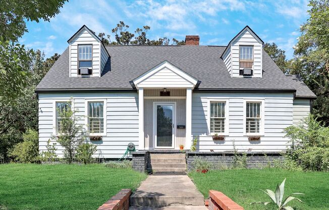 Charming bungalow downtown