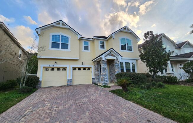 Stunning 6 bedrooms home located at Millennia Park!