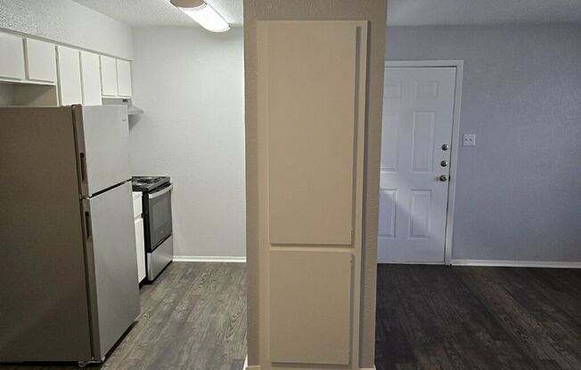 1 bed, 1 bath, 640 sqft, $1,000, Unit 114