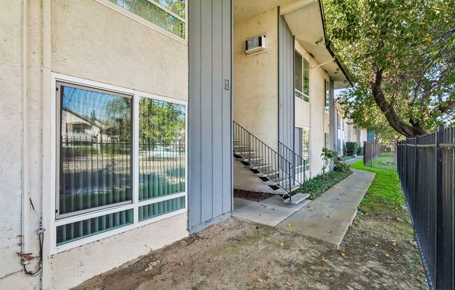 2 beds, 1 bath, 916 sqft, $1,495, Unit 15