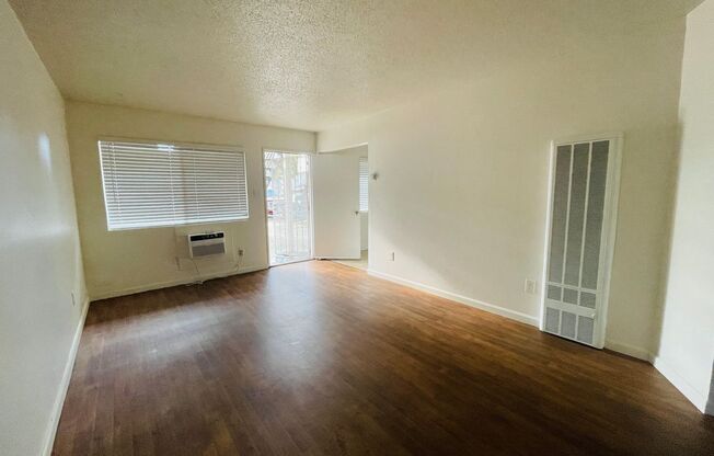 2 beds, 1 bath, $1,500, Unit #B