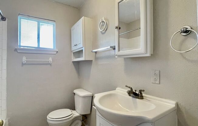 3 beds, 1.5 baths, 1,000 sqft, $1,290, Unit 5