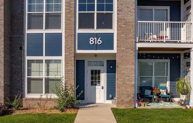 A blue and white building with the number 816 on it.