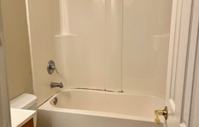 1 bed, 1 bath, $700, Unit #14