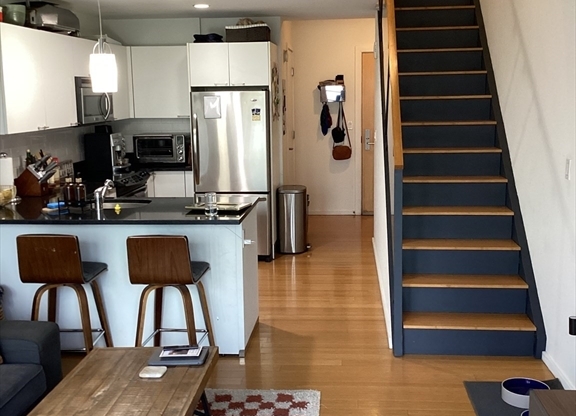 2 Earhart St