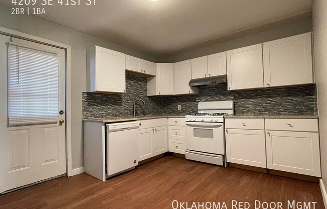 2 beds, 1 bath, 736 sqft, $975