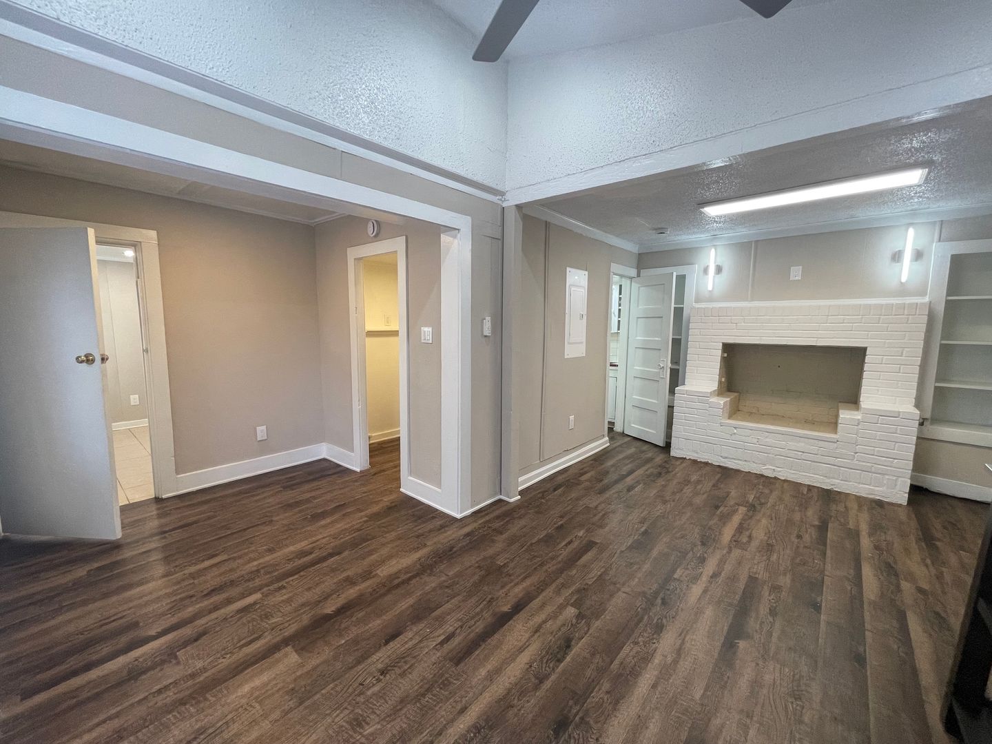 Cozy 1 Bedroom 1 Bath  Downstairs Unit Ready for Move-in ((New Vinyl Plank Flooring)) ~ Fantastic Fort Worth Location ~ Spacious Bedroom ~ Walk In Shower ~