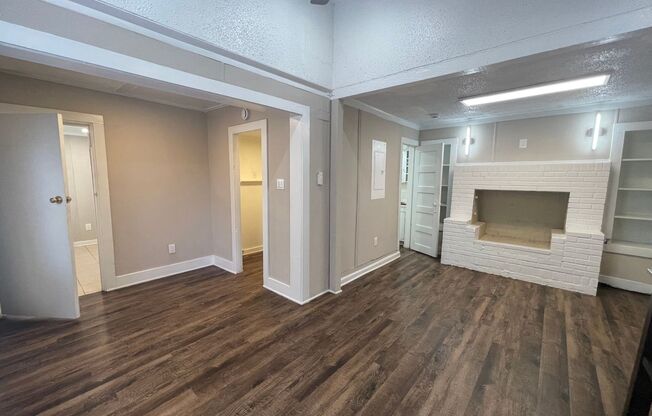 Cozy 1 Bedroom 1 Bath  Downstairs Unit Ready for Move-in ((New Vinyl Plank Flooring)) ~ Fantastic Fort Worth Location ~ Spacious Bedroom ~ Walk In Shower ~