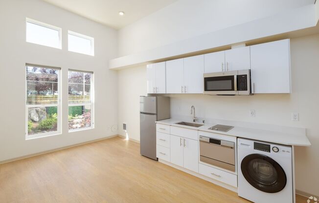 Studio, 1 bath, 288 sqft, $1,577, Unit Unit 206