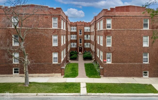 2139 W LUNT