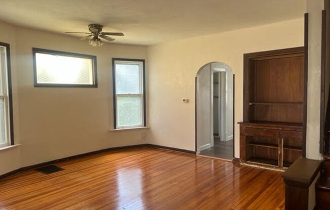 3 beds, 1 bath, $1,200, Unit 1843 W 3rd Street