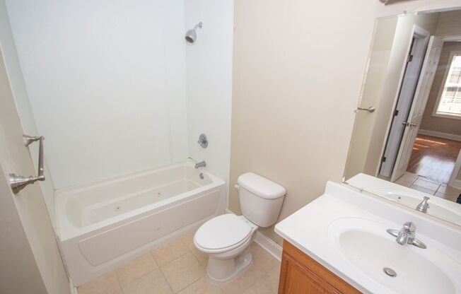 2 beds, 2 baths, $900, Unit Apt G