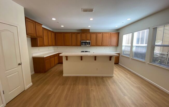 3 beds, 2.5 baths, $2,595, Unit #3014