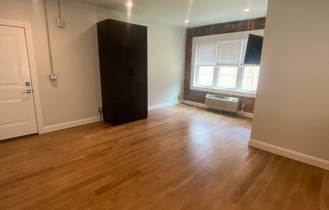 Studio, 1 bath, 340 sqft, $1,095, Unit 3-5